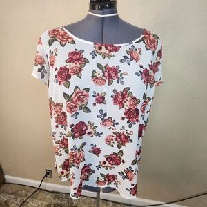 torrid White Scoop-Neck Top with Red Rose Print Size 2 (2X) (6416)